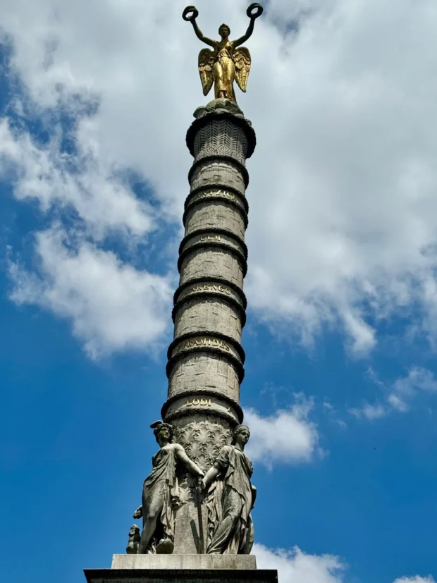 A Paris column against cloud.
