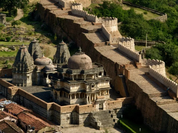 Kumbhalgarh, the wall running away over the hill.